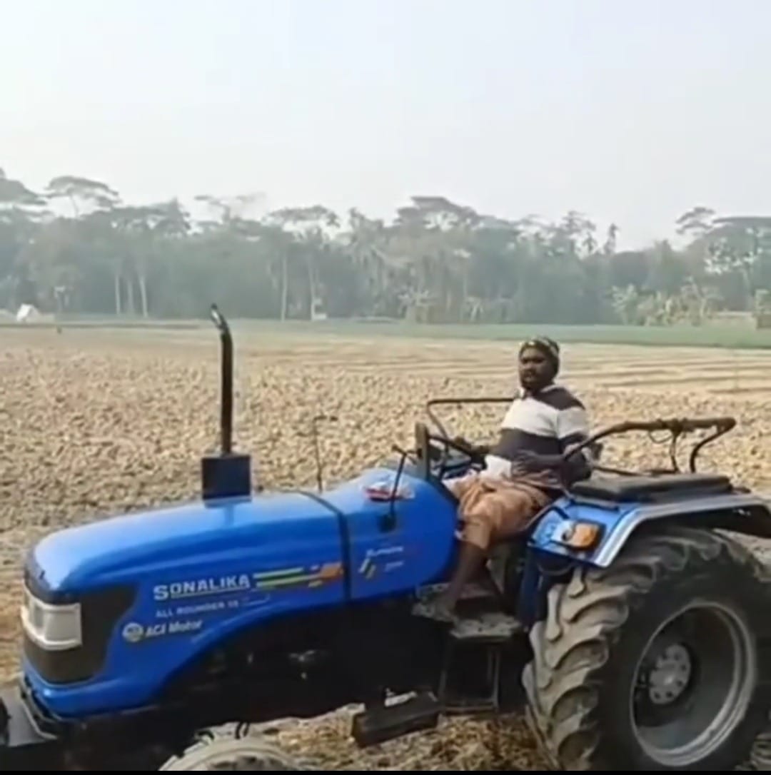 “কাকচিড়ায় মনি মন্ডল ও মেয়ের ওপর ট্রাক্টর হামলার চেষ্টা