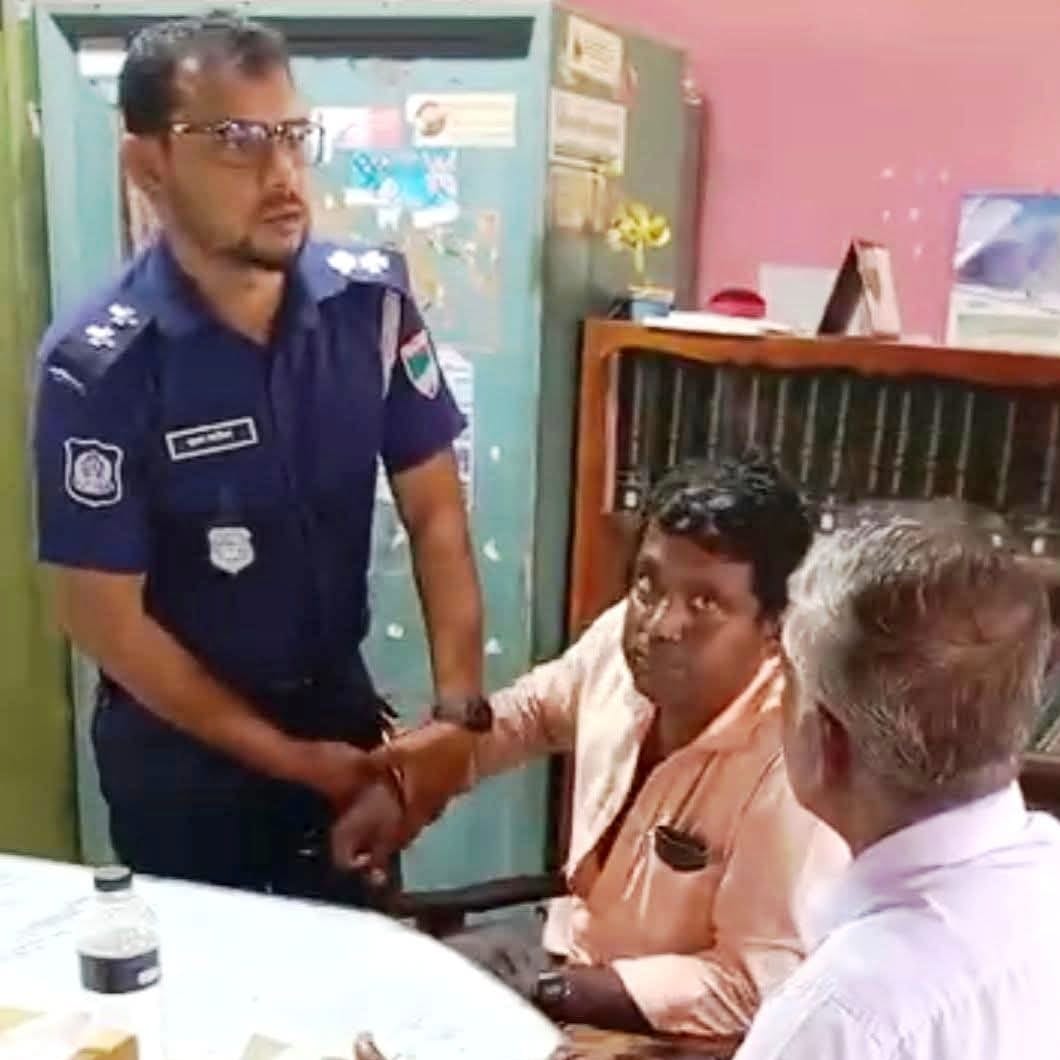 🚨 সাতক্ষীরায় হিন্দু শিক্ষককে ঘিরে তোলপাড় — ধর্ম অবমাননার অভিযোগ নাকি পরিকল্পিত ষড়যন্ত্র?